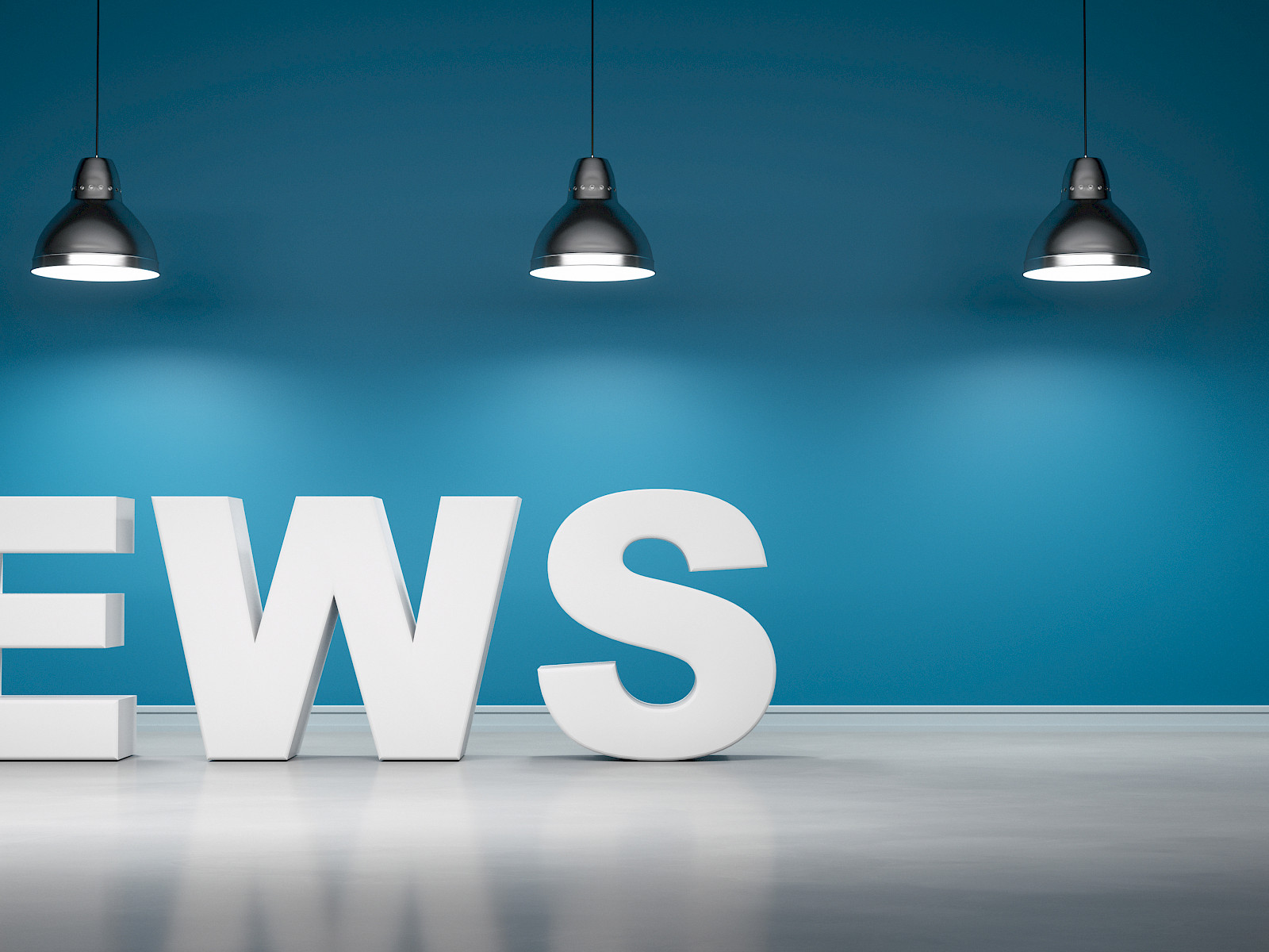 Die Buchstaben "NEWS" vor blaugrüner Wand mit 5 Lampen